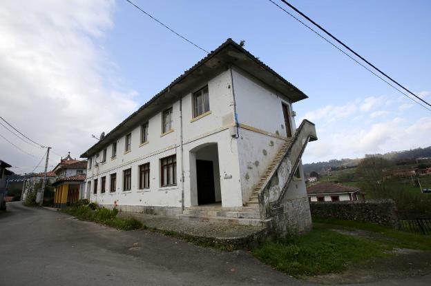 Situación actual de la escuela de La Borbolla, clausurada el pasado curso por su mal estado. 