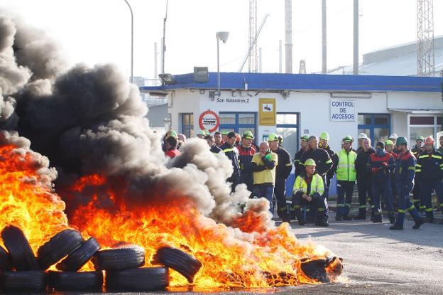 Trabajadores de Alcoa, la pasada semana, concentrados ante la factoría avilesina. 