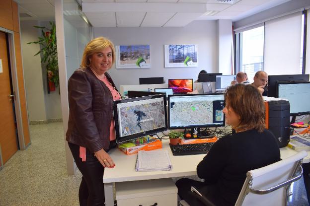 La gijonesa Isabel L. Ferrer, en las oficinas de Izharia, ingeniería que creó en 2010. 