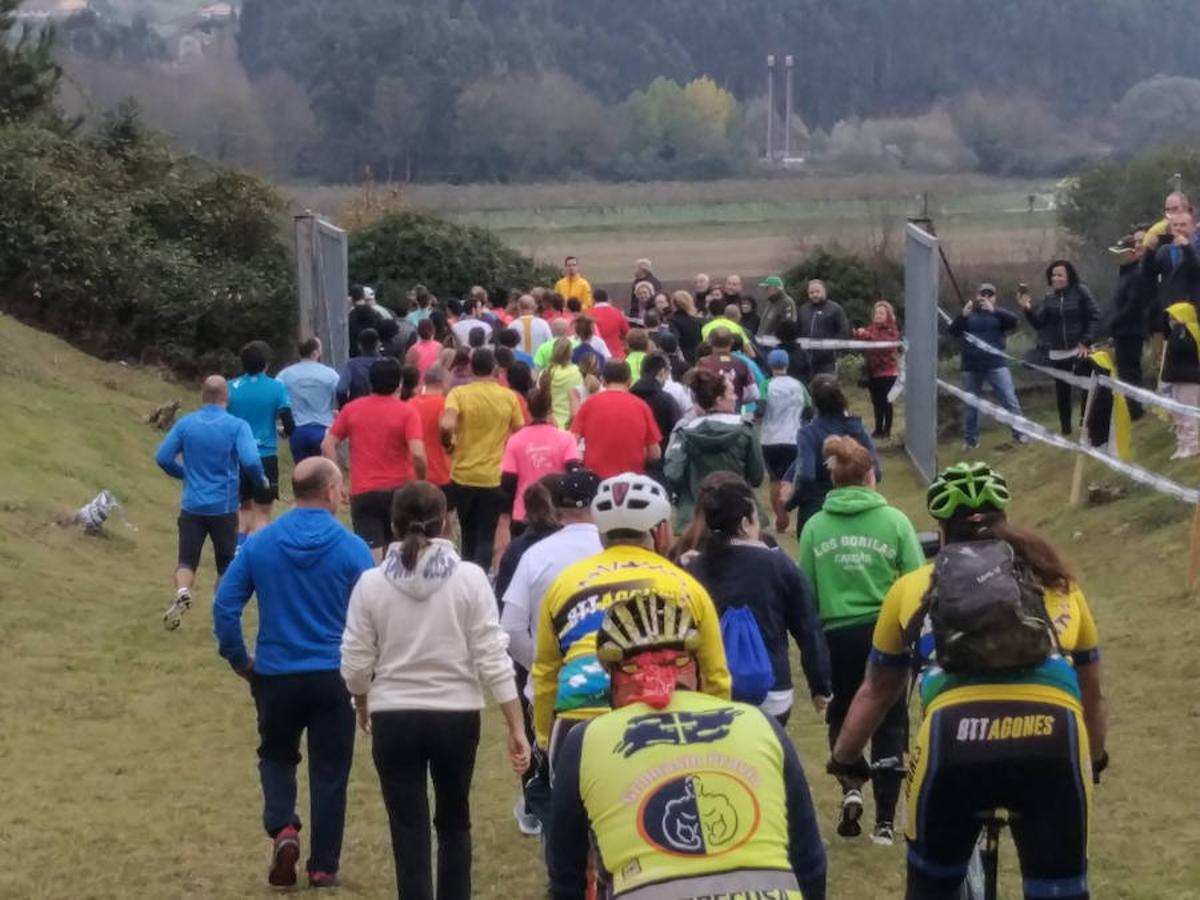 Trescientos corredores participaron ayer en la carrera solidaria de Cafés Toscaf en Pravia.