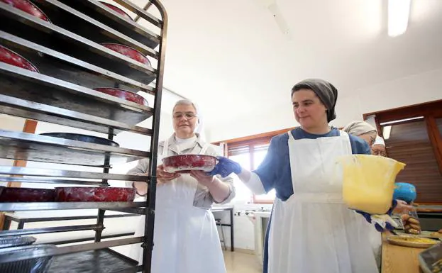 Marifé López y Pilar Molina, en el obrador.