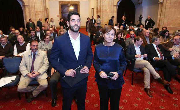 Rubén González y Carmen Moriyón, al inicio del acto de presentación del documento 'Talento 20-30'.