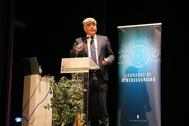 Luis Hidalgo, ayer, durante su ponencia en la Pola. 