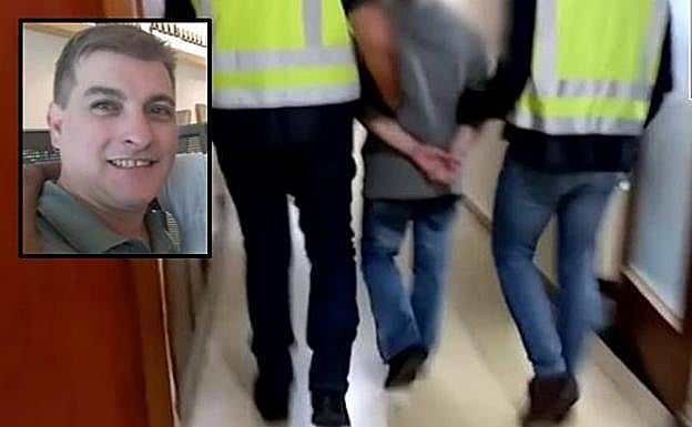 Momento de la detención de César Román, en el recuadro.