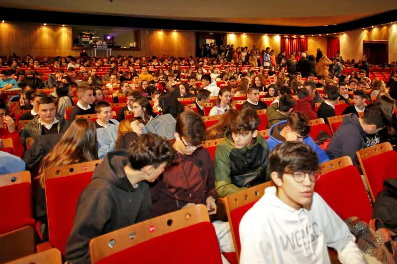 Las salas de La Laboral, el Jovellanos y Gijón-Sur reservadas para el 56 Festival de Cine de Gijón se abren para una nueva edición de Enfants Terribles, las sesiones escolares del certamen patrocinadas por EL COMERCIO. Este 2018, un total de 15.433 alumnos de 142 colegios de Asturias, Galicia, Cantabria y Castilla y León disfrutarán del cine en la ciudad. 