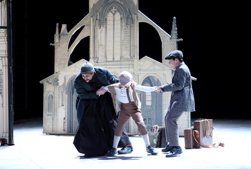 Más de 500 alumnos de Secundaria de Oviedo han disfrutado de uno de los ensayos generales de la ópera 'Tosca', de Puccini, en el Teatro Campoamor de Oviedo. La actividad, en la que también han participado estudiantes de los Conservatorios de Oviedo, Gijón y Avilés, la Escuela de Bellas Artes y la Universidad de Oviedo, ha sido organizada en colaboración con la Fundación Ópera de Oviedo.