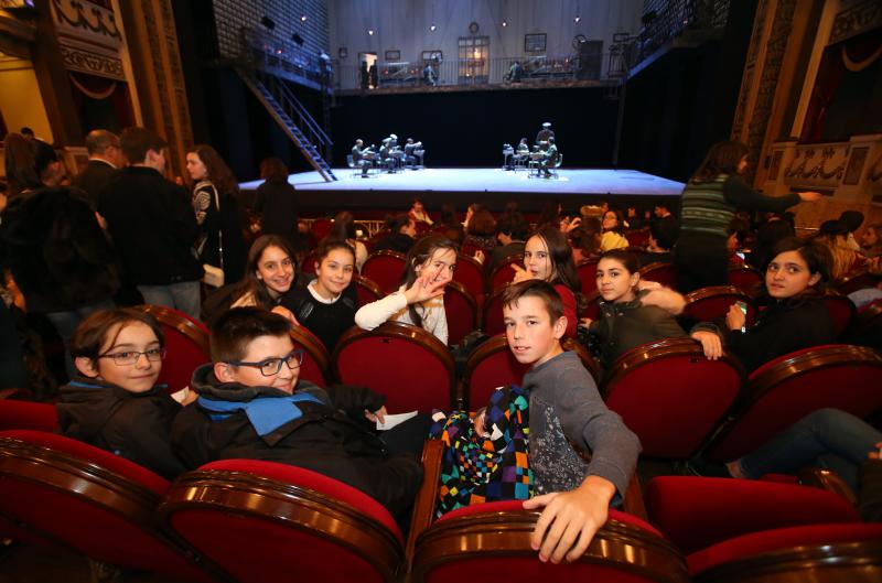 Más de 500 alumnos de Secundaria de Oviedo han disfrutado de uno de los ensayos generales de la ópera 'Tosca', de Puccini, en el Teatro Campoamor de Oviedo. La actividad, en la que también han participado estudiantes de los Conservatorios de Oviedo, Gijón y Avilés, la Escuela de Bellas Artes y la Universidad de Oviedo, ha sido organizada en colaboración con la Fundación Ópera de Oviedo.