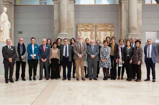 Representantes de diferentes instituciones culturales españolas, entre ellas Lucía Peláez, directora de los museos de bellas artes de Gijón, en el Museo del Prado. 