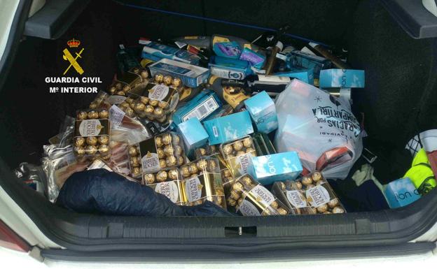 Tres detenidos por robar licor, cuchillas y bombones por valor de 2.000 euros