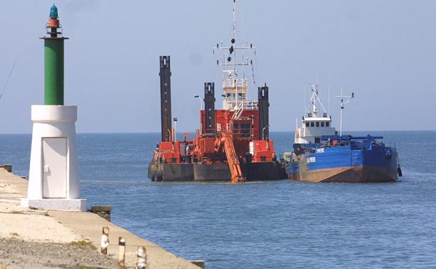 El Consejo de Ministros resolverá la polémica sobre el dragado del canal de entrada a la ría de Avilés