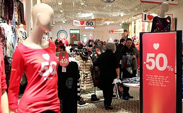 Los comerciantes de Asturias piden regular la época de rebajas