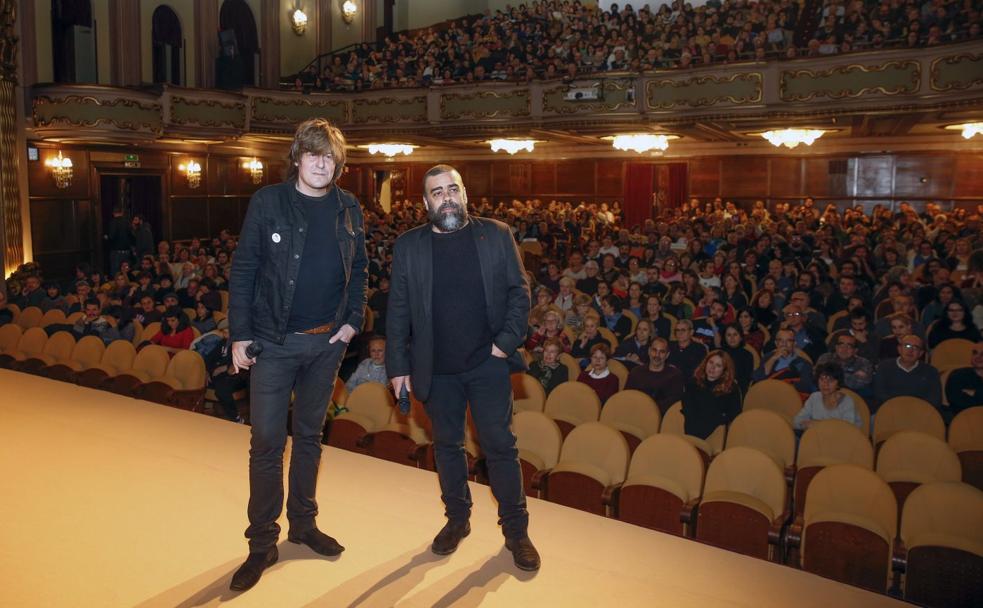 Nacho Vegas y Ramón Lluis Bande presentaron su película anoche en el Teatro Jovellanos, lleno para la ocasión. 