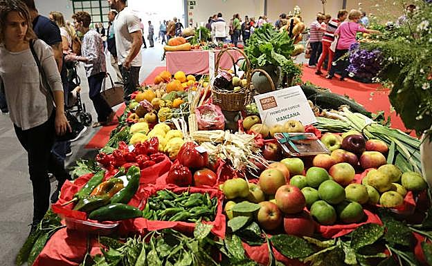 Expositor de furtas y verduras en una feria de Gijón.