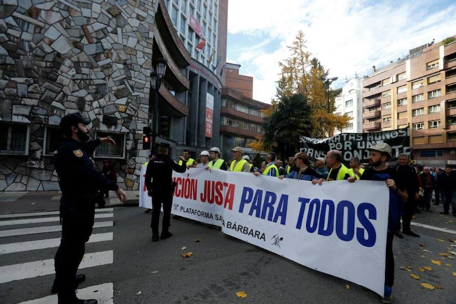 La 'marcha negra', que el domingo partió de El Bierzo (León), han llegado a la capital asturiana tras 153,5 kilómetros recorridos por una transición energética justa.