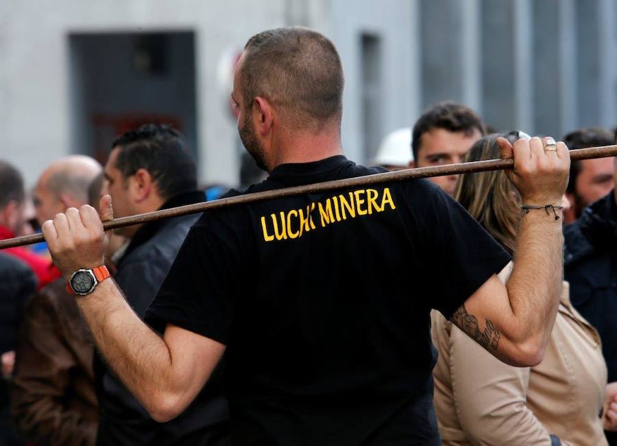 La 'marcha negra', que el domingo partió de El Bierzo (León), han llegado a la capital asturiana tras 153,5 kilómetros recorridos por una transición energética justa.