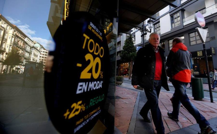 Los asturianos ha salido de compras aprovechando los significativos descuentos de este 'Black Friday'. Las tiendas han estado llenas y en puntos comerciales como Intu Asturias se han registrado importantes atascos.