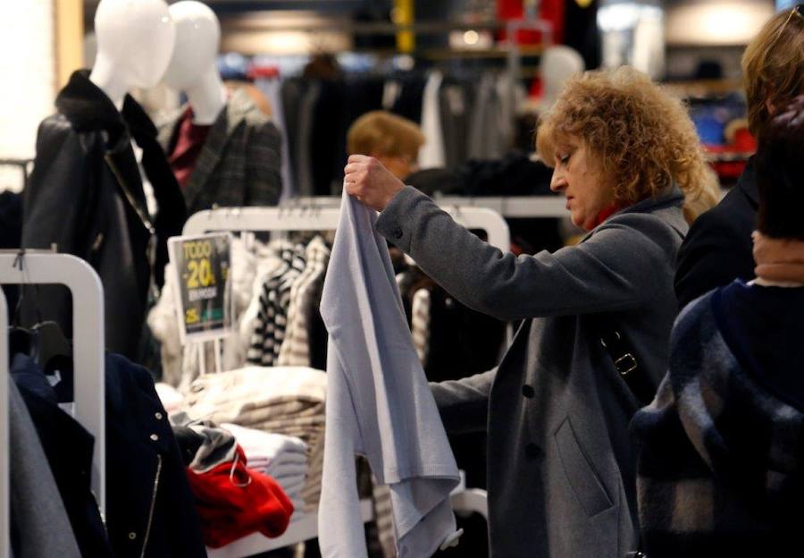 Los asturianos ha salido de compras aprovechando los significativos descuentos de este 'Black Friday'. Las tiendas han estado llenas y en puntos comerciales como Intu Asturias se han registrado importantes atascos.