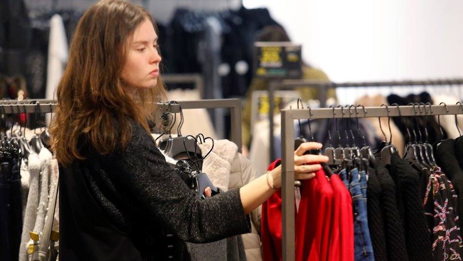 Los asturianos ha salido de compras aprovechando los significativos descuentos de este 'Black Friday'. Las tiendas han estado llenas y en puntos comerciales como Intu Asturias se han registrado importantes atascos.