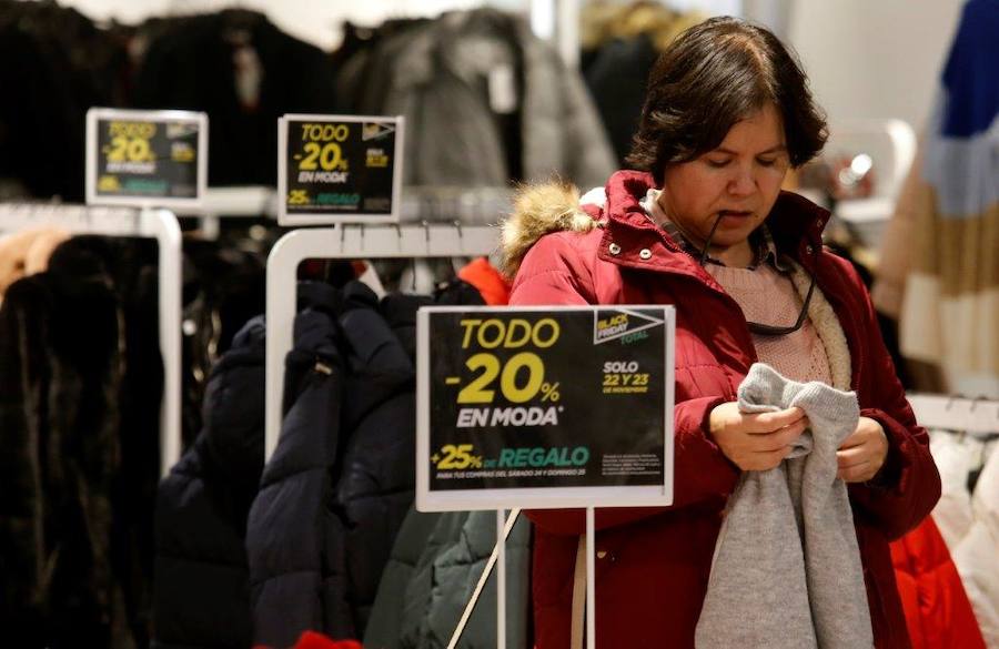 Los asturianos ha salido de compras aprovechando los significativos descuentos de este 'Black Friday'. Las tiendas han estado llenas y en puntos comerciales como Intu Asturias se han registrado importantes atascos.