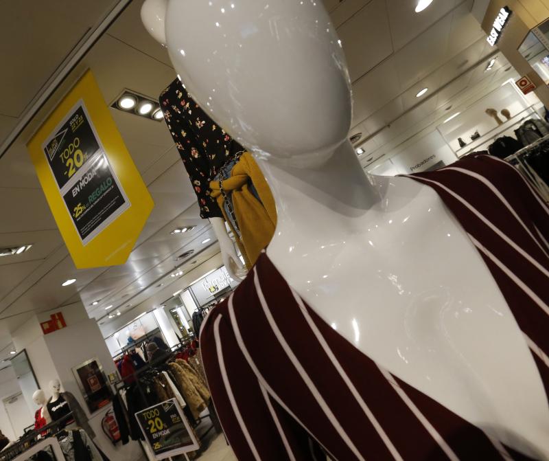 Los asturianos ha salido de compras aprovechando los importantes descuentos de este 'Black Friday'. Las tiendas han estado llenas y en puntos comerciales como Intu Asturias se han registrado importantes atascos.