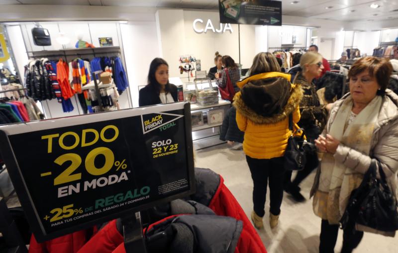 Los asturianos ha salido de compras aprovechando los importantes descuentos de este 'Black Friday'. Las tiendas han estado llenas y en puntos comerciales como Intu Asturias se han registrado importantes atascos.