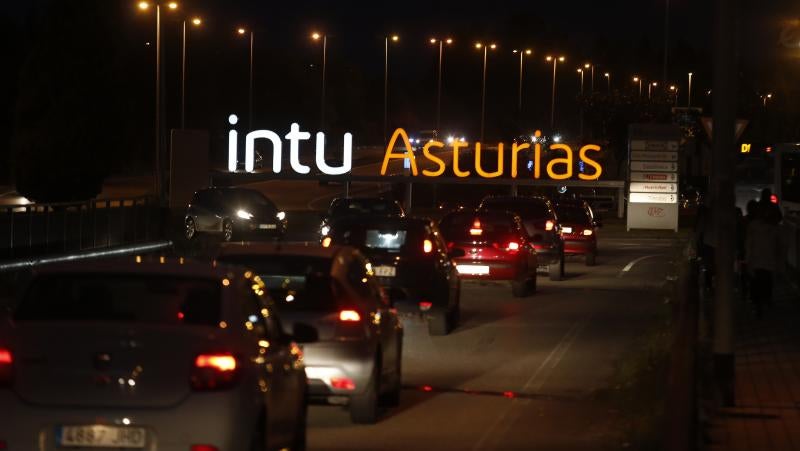 Los asturianos ha salido de compras aprovechando los importantes descuentos de este 'Black Friday'. Las tiendas han estado llenas y en puntos comerciales como Intu Asturias se han registrado importantes atascos.