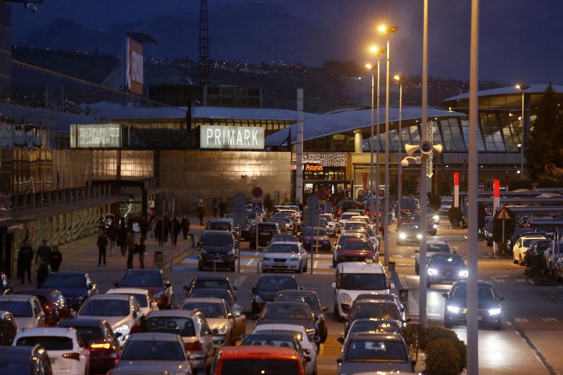 Los asturianos ha salido de compras aprovechando los importantes descuentos de este 'Black Friday'. Las tiendas han estado llenas y en puntos comerciales como Intu Asturias se han registrado importantes atascos.