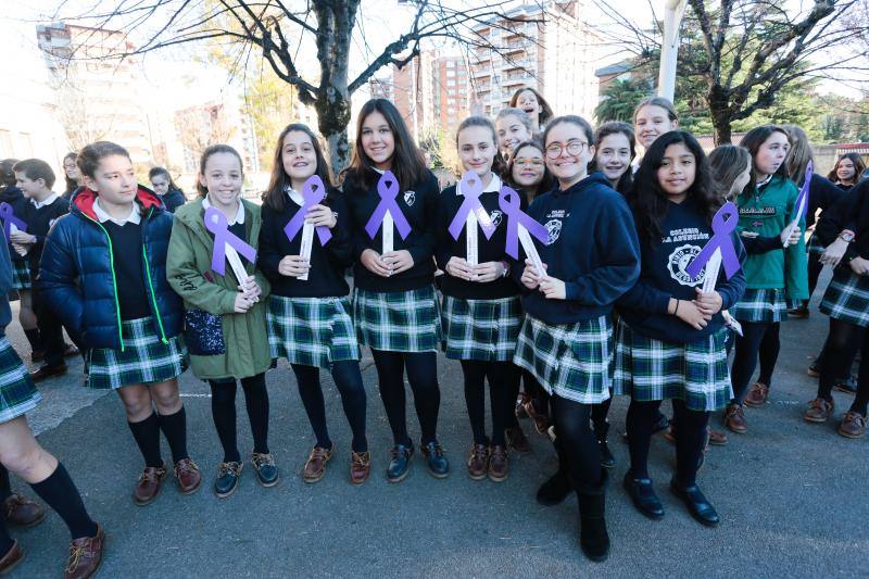 Los escolares gijoneses protestaron contra esta lacra portando lazos malvas de cara a la celebración del Día Internacional contra la Violencia de Género el próximo 25 de noviembre.