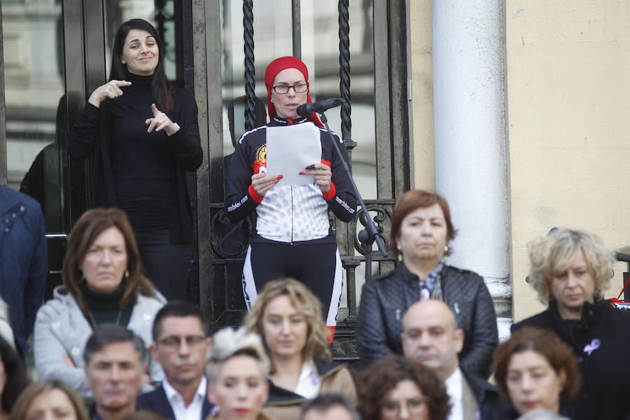 La policía y atleta maliaya Judith Obaya leyó la declaración institucional aprobada, unánimemente, por la Junta. Lo hizo con la bicicleta a su lado, en la que ha pasado las últimas 38 horas, para recorrer sin descanso la distancia que separa Madrid y Asturias.