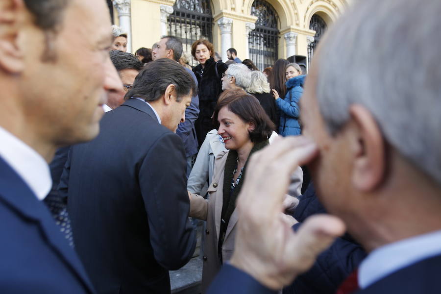 La policía y atleta maliaya Judith Obaya leyó la declaración institucional aprobada, unánimemente, por la Junta. Lo hizo con la bicicleta a su lado, en la que ha pasado las últimas 38 horas, para recorrer sin descanso la distancia que separa Madrid y Asturias.