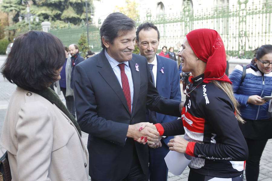 La policía y atleta maliaya Judith Obaya leyó la declaración institucional aprobada, unánimemente, por la Junta. Lo hizo con la bicicleta a su lado, en la que ha pasado las últimas 38 horas, para recorrer sin descanso la distancia que separa Madrid y Asturias.