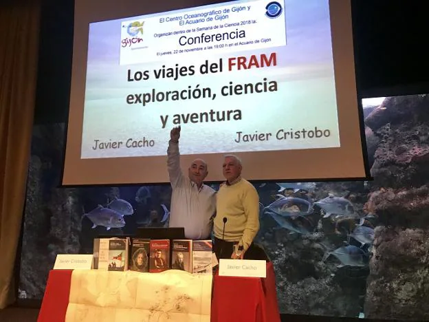 El director del Oceanográfico, Javier Cristobo, y el físico y escritor, Javier Cacho, en la conferencia. 