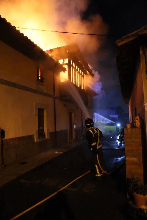 Fotos: Un incendio calcina una vivienda en Noreña