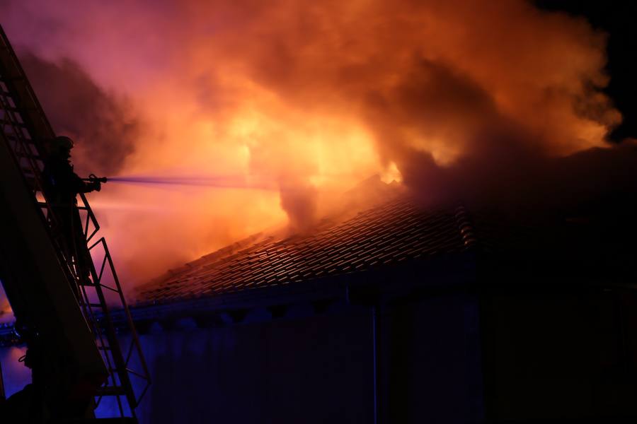 Fotos: Un incendio calcina una vivienda en Noreña