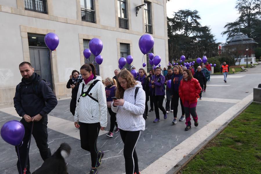 Cerca de 100 personas han recorrido la distancia que separa la plaza del Ayuntamiento de Siero del Parque de La Paz de Lugones