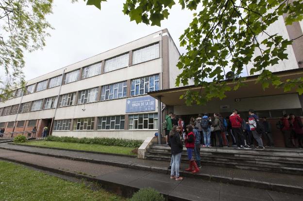 Alumnos a la entrada del Instituto de La Luz. 