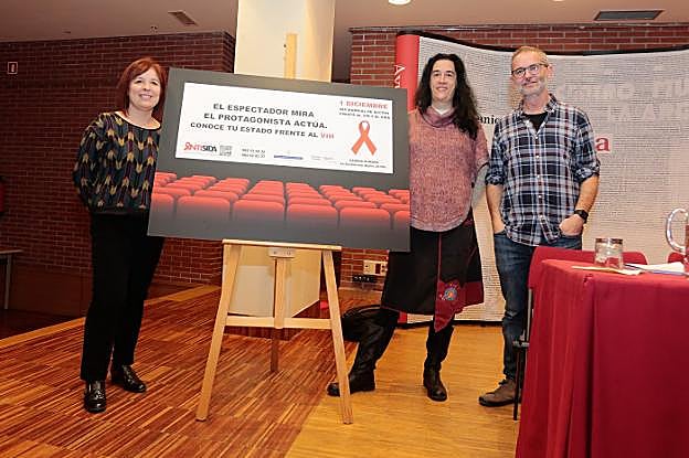 Marta Mediavilla, directora de la Fundación de Servicios Sociales; Loly Fernández, presidenta del Comité Anti-sida; y Rafa Cofiño, jefe de Servicio de Evaluación de la Salud y Programas. 