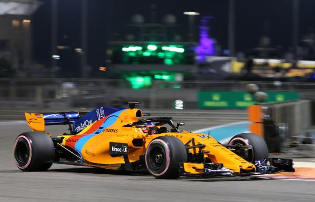 Fernando Alonso, a los mandos ayer del McLaren, con el guiño a las banderas de Asturias y España al final de la tapa del motor. 