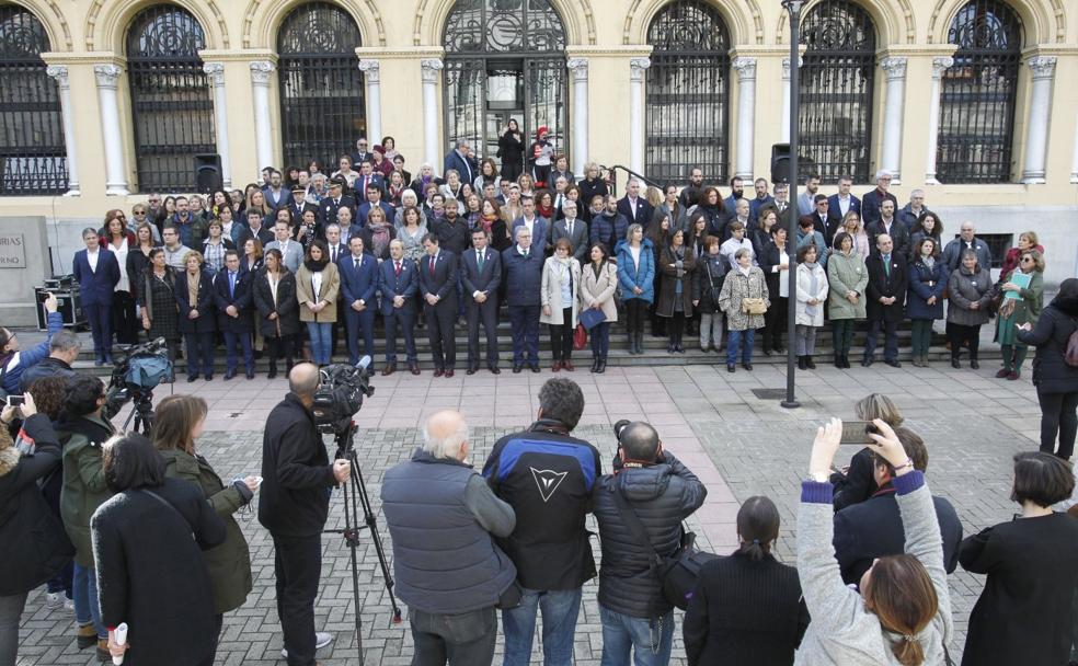 Representantes de los poderes ejecutivo, legislativo y judicial de la región, durante la concentración ante la sede de Presidencia contra la violencia de género. 