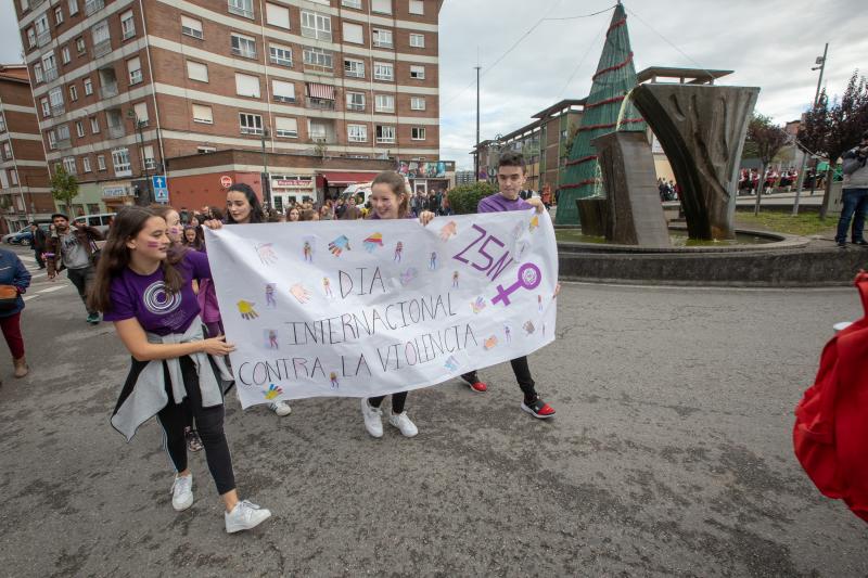 Medio millar de personas han parcipado en la XI Marcha Comarcal contra la Violencia de Género, una iniciativa que ha recorrido el centro de Las Vegas al grito de «¡Violencia machista, no!»