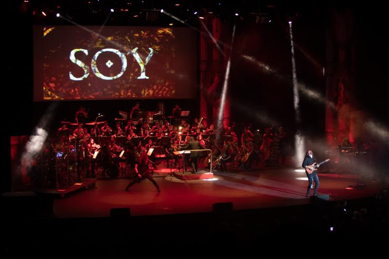 La banda de 'heavy metal' WarCry ha llenado el auditorio del Centro Niemeyer para un concierto muy especial. El grupo ha estado acompañado por el violinista búlgaro Vasko Vassilev y alumnos, exalumnos y profesores del Conservatorio Julián Orbón.