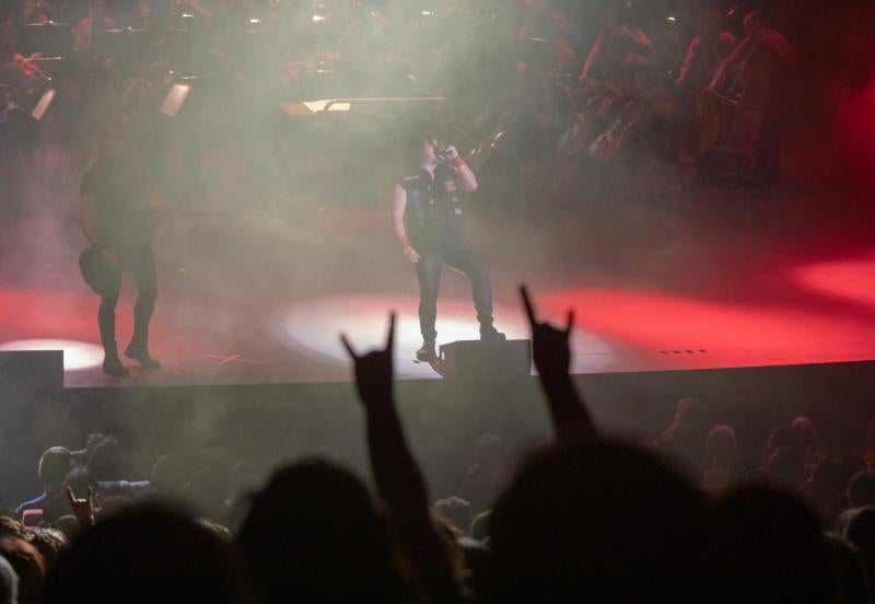 La banda de 'heavy metal' WarCry ha llenado el auditorio del Centro Niemeyer para un concierto muy especial. El grupo ha estado acompañado por el violinista búlgaro Vasko Vassilev y alumnos, exalumnos y profesores del Conservatorio Julián Orbón.