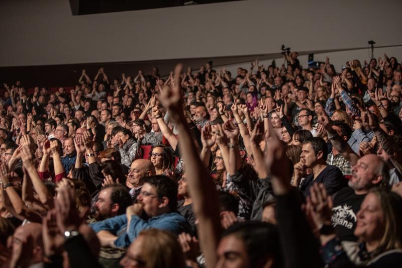 La banda de 'heavy metal' WarCry ha llenado el auditorio del Centro Niemeyer para un concierto muy especial. El grupo ha estado acompañado por el violinista búlgaro Vasko Vassilev y alumnos, exalumnos y profesores del Conservatorio Julián Orbón.