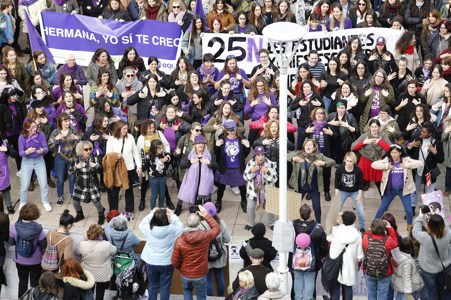 Miles de personas han salido a las calles de Gijón este 25 de noviembre para expresar su rechazo hacia la violencia de género y reivindicar una justicia alejada de concepciones machistas y patriarcales.