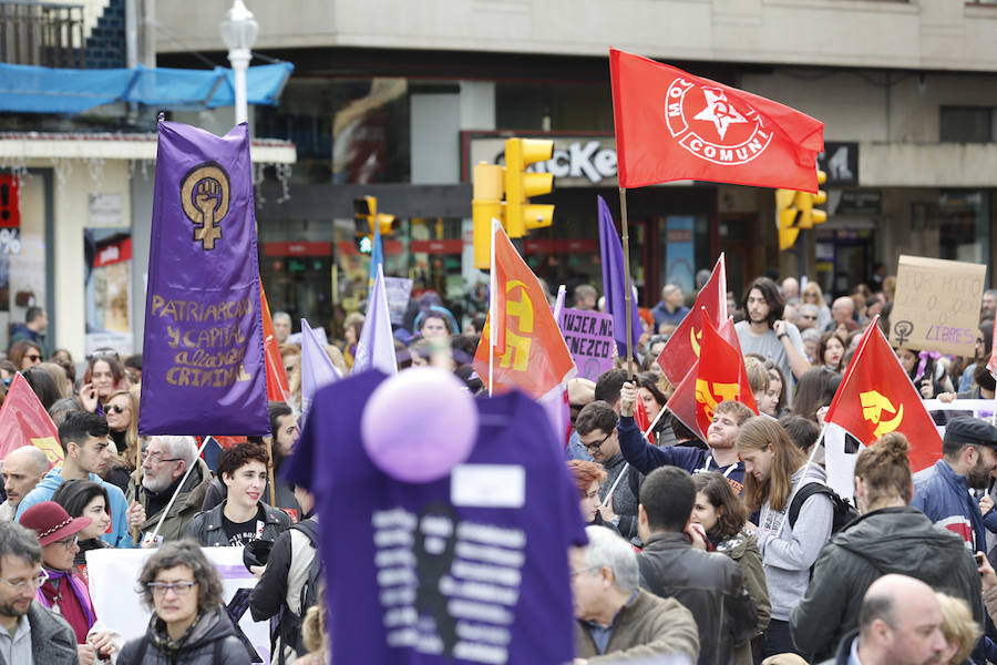 Miles de personas han salido a las calles de Gijón este 25 de noviembre para expresar su rechazo hacia la violencia de género y reivindicar una justicia alejada de concepciones machistas y patriarcales.