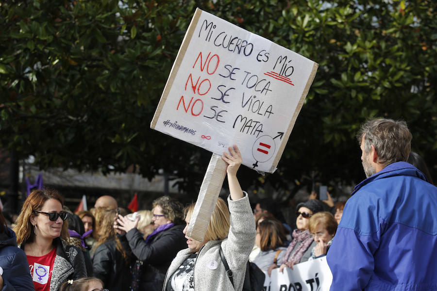 Miles de personas han salido a las calles de Gijón este 25 de noviembre para expresar su rechazo hacia la violencia de género y reivindicar una justicia alejada de concepciones machistas y patriarcales.