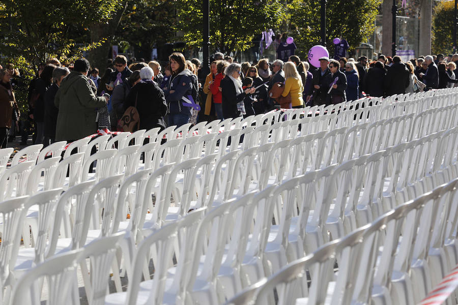 Miles de personas han salido a las calles de Gijón este 25 de noviembre para expresar su rechazo hacia la violencia de género y reivindicar una justicia alejada de concepciones machistas y patriarcales.