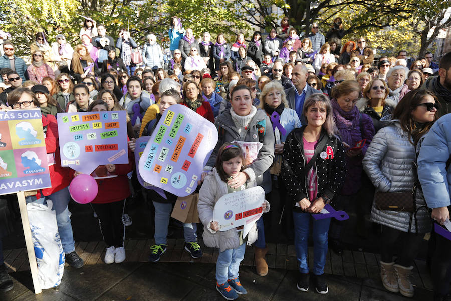 Miles de personas han salido a las calles de Gijón este 25 de noviembre para expresar su rechazo hacia la violencia de género y reivindicar una justicia alejada de concepciones machistas y patriarcales.