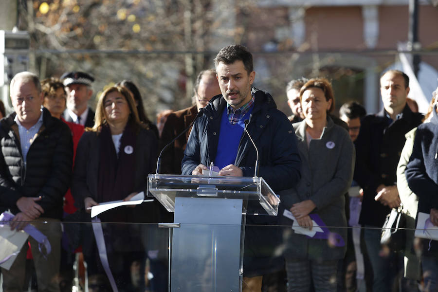 Miles de personas han salido a las calles de Gijón este 25 de noviembre para expresar su rechazo hacia la violencia de género y reivindicar una justicia alejada de concepciones machistas y patriarcales.