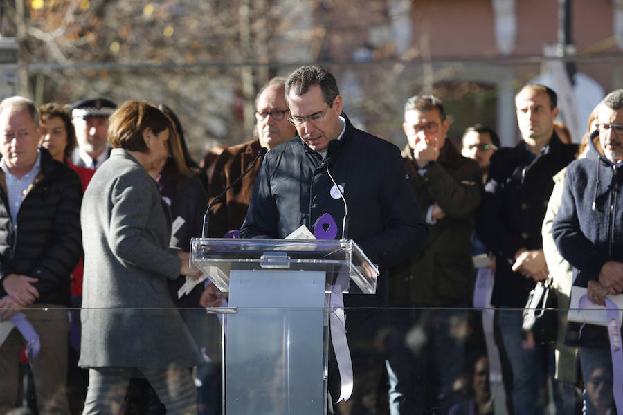 Miles de personas han salido a las calles de Gijón este 25 de noviembre para expresar su rechazo hacia la violencia de género y reivindicar una justicia alejada de concepciones machistas y patriarcales.